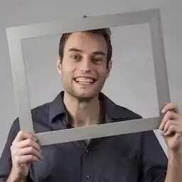 {{ site.data.translations[page.lang].home_page.guillaume.photo_alt }}