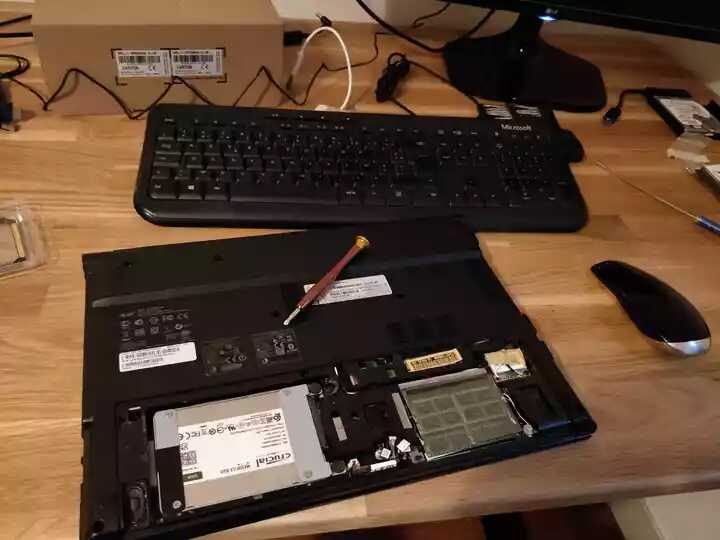 Une photographie de mon ordinateur ouvert pendant sa remise en état