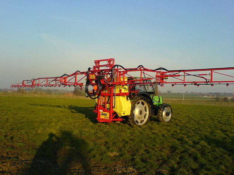Un tracteur en train de pulveriser des engrais sur ses cultures.