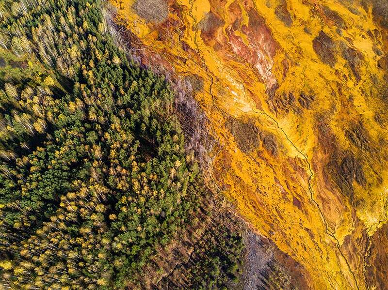 Vue aérienne du désastre écopaysager de la mine de cuivre abandonnée de Levikha (Russie).