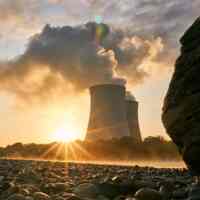 Une centrale nucléaire émet des radiations ionisantes