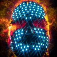 L'image d'un visage ethéré ou artificiel.