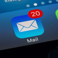 Gros plan sur l’icône d'une messagerie affichant 20 messages non lus.