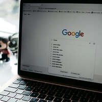 Un ordinateur portable avec Google Search ouvert